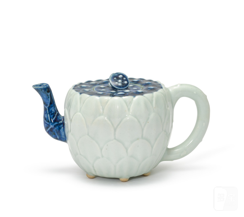 A blue and white 'lotus' teapot, Qing dynasty, 18th century | 清十八世紀 青花蓮藕紋茶壺